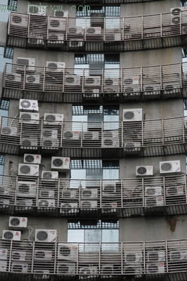 老舊空調(diào)外掛機危懸一線 辦公家具的隱患與應(yīng)對