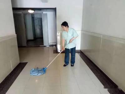 亞泰梧桐公館7月服務(wù)品質(zhì)提升月播報 以汗水洗滌園區(qū)，用匠心守護(hù)家園——地面清洗紀(jì)實